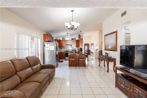 House in Miami, Florida 3 bedrooms, 141.58 sq.m. № 2066131 - photo 24