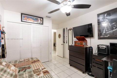 House in Miami, Florida 3 bedrooms, 141.58 sq.m. № 2066131 - photo 22