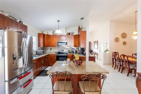 House in Miami, Florida 3 bedrooms, 141.58 sq.m. № 2066131 - photo 10