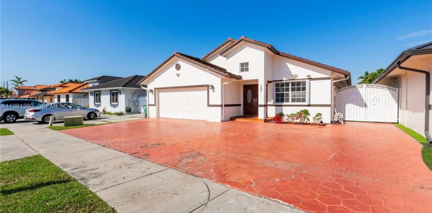 House in Miami, Florida 3 bedrooms, 141.58 sq.m. № 2066131