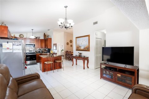 House in Miami, Florida 3 bedrooms, 141.58 sq.m. № 2066131 - photo 14