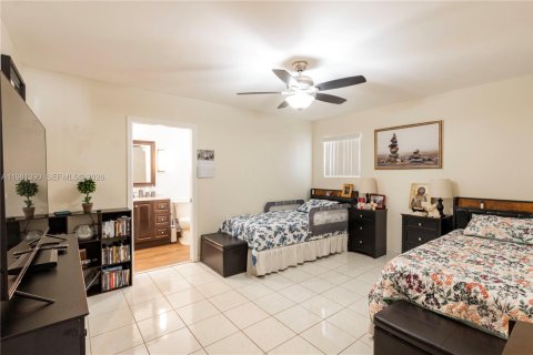 House in Miami, Florida 3 bedrooms, 141.58 sq.m. № 2066131 - photo 15