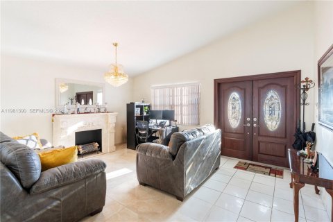 House in Miami, Florida 3 bedrooms, 141.58 sq.m. № 2066131 - photo 6