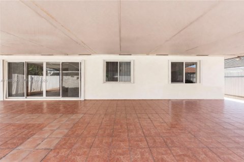 House in Miami, Florida 3 bedrooms, 141.58 sq.m. № 2066131 - photo 30