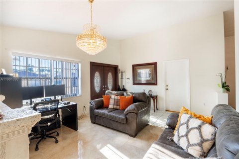 House in Miami, Florida 3 bedrooms, 141.58 sq.m. № 2066131 - photo 8