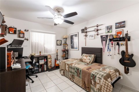 House in Miami, Florida 3 bedrooms, 141.58 sq.m. № 2066131 - photo 21