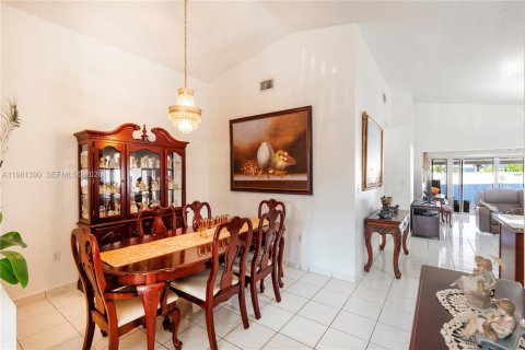 House in Miami, Florida 3 bedrooms, 141.58 sq.m. № 2066131 - photo 9