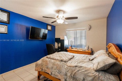 House in Miami, Florida 3 bedrooms, 141.58 sq.m. № 2066131 - photo 18