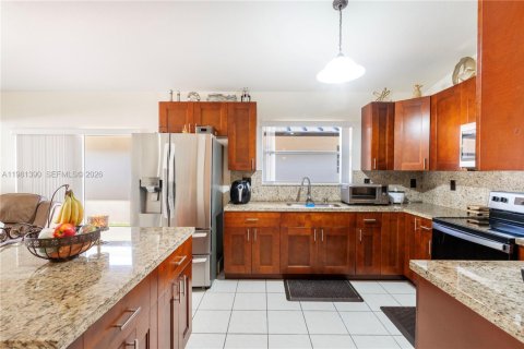 House in Miami, Florida 3 bedrooms, 141.58 sq.m. № 2066131 - photo 12