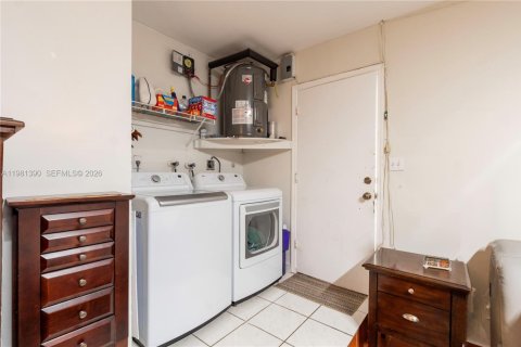 House in Miami, Florida 3 bedrooms, 141.58 sq.m. № 2066131 - photo 26