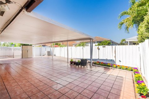 House in Miami, Florida 3 bedrooms, 141.58 sq.m. № 2066131 - photo 28