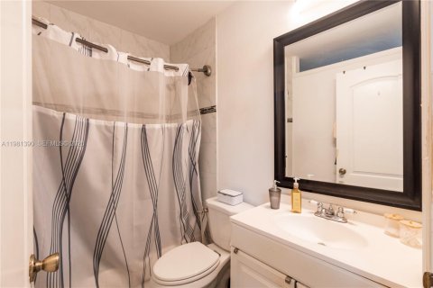 House in Miami, Florida 3 bedrooms, 141.58 sq.m. № 2066131 - photo 27