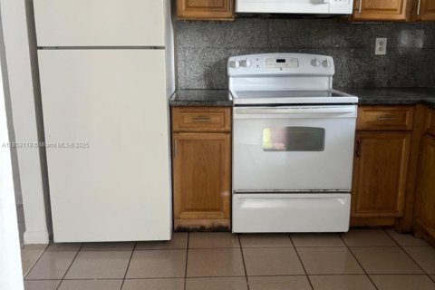 Condominio en alquiler en Hialeah, Florida, 2 dormitorios, 91.51 m2 № 1877944 - foto 3