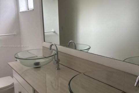 Condominio en alquiler en Hialeah, Florida, 2 dormitorios, 91.51 m2 № 1877944 - foto 12