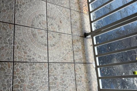 Condominio en alquiler en Hialeah, Florida, 2 dormitorios, 91.51 m2 № 1877944 - foto 9