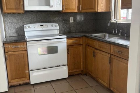Condominio en alquiler en Hialeah, Florida, 2 dormitorios, 91.51 m2 № 1877944 - foto 4