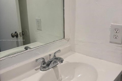 Condominio en alquiler en Hialeah, Florida, 2 dormitorios, 91.51 m2 № 1877944 - foto 6