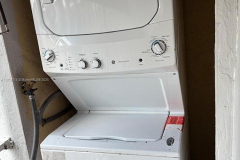 Condominio en alquiler en Hialeah, Florida, 2 dormitorios, 91.51 m2 № 1877944 - foto 7