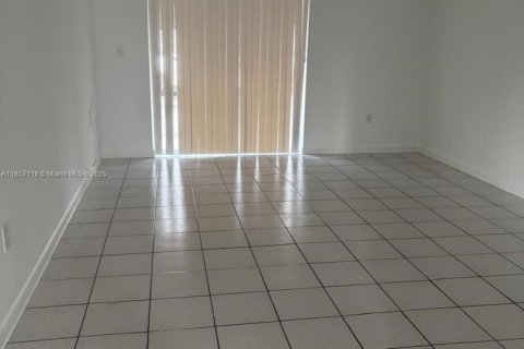 Condominio en alquiler en Hialeah, Florida, 2 dormitorios, 91.51 m2 № 1877944 - foto 2