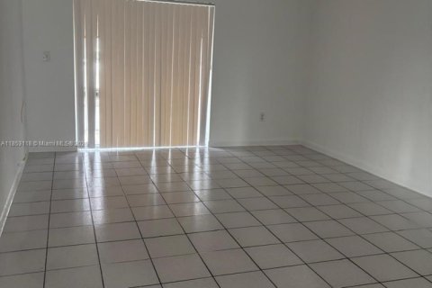 Condominio en alquiler en Hialeah, Florida, 2 dormitorios, 91.51 m2 № 1877944 - foto 1