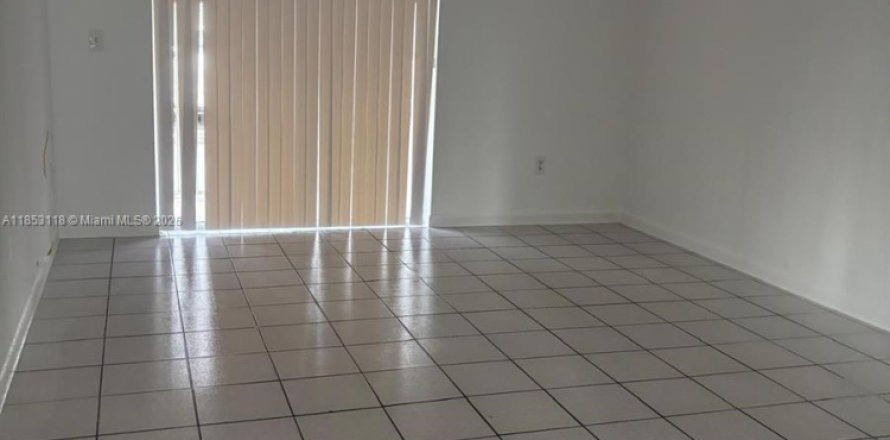 Condominio en Hialeah, Florida, 2 dormitorios № 1877944