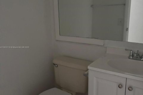 Condominio en alquiler en Hialeah, Florida, 2 dormitorios, 91.51 m2 № 1877944 - foto 13