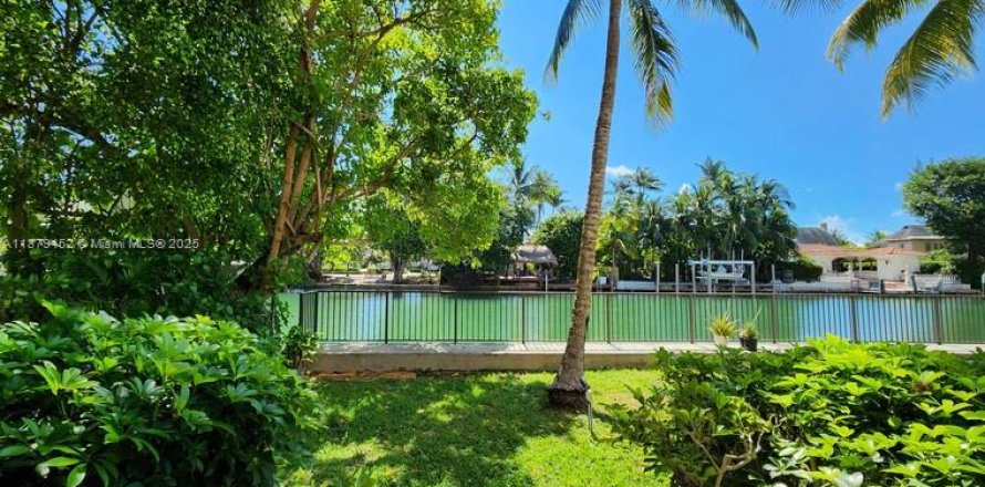 Condominio en Miami Beach, Florida, 1 dormitorio  № 1896306