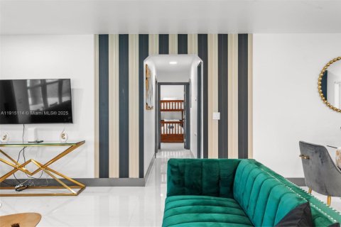 Снять в аренду виллу или дом в Дирфилд-Бич, Флорида 3 спальни, 142.23м2, № 2034615 - фото 5