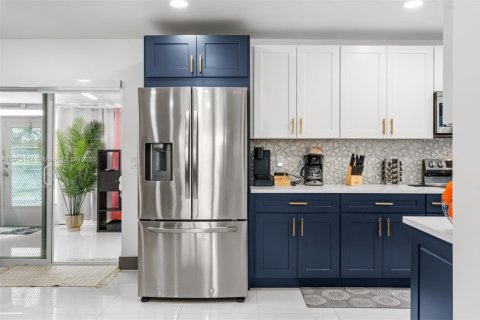 Снять в аренду виллу или дом в Дирфилд-Бич, Флорида 3 спальни, 142.23м2, № 2034615 - фото 8