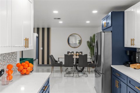 Снять в аренду виллу или дом в Дирфилд-Бич, Флорида 3 спальни, 142.23м2, № 2034615 - фото 7