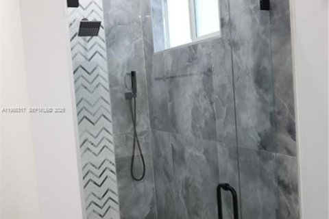 House in Lehigh Acres, Florida 3 bedrooms № 2048265 - photo 10