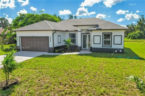 House in Lehigh Acres, Florida 3 bedrooms № 2048265 - photo 2