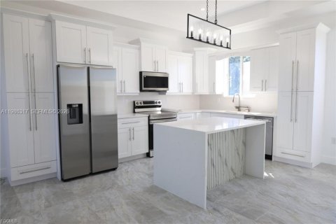 House in Lehigh Acres, Florida 3 bedrooms № 2048265 - photo 4