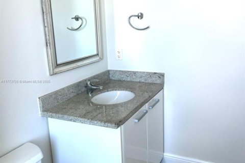 Condo in Miami, Florida, 2 bedrooms  № 1868114 - photo 8