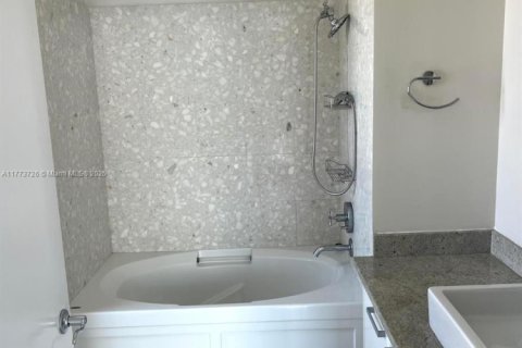 Condo in Miami, Florida, 2 bedrooms  № 1868114 - photo 5