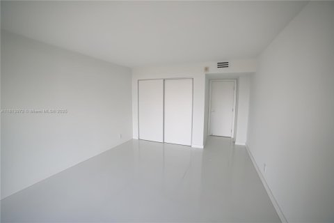 Condo in Hallandale Beach, Florida, 2 bedrooms  № 1874555 - photo 6