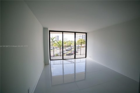 Condo in Hallandale Beach, Florida, 2 bedrooms  № 1874555 - photo 8