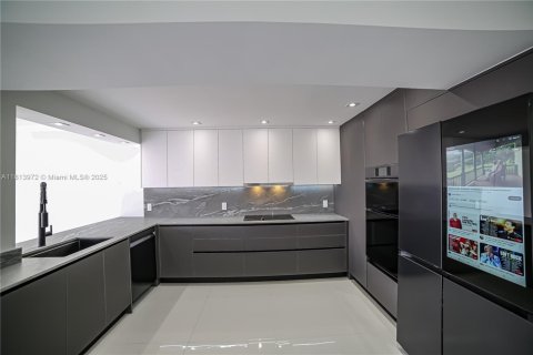 Condo in Hallandale Beach, Florida, 2 bedrooms  № 1874555 - photo 21