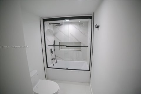 Condo in Hallandale Beach, Florida, 2 bedrooms  № 1874555 - photo 12