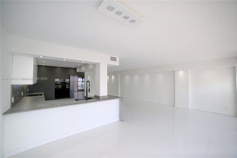 Condo in Hallandale Beach, Florida, 2 bedrooms  № 1874555 - photo 1
