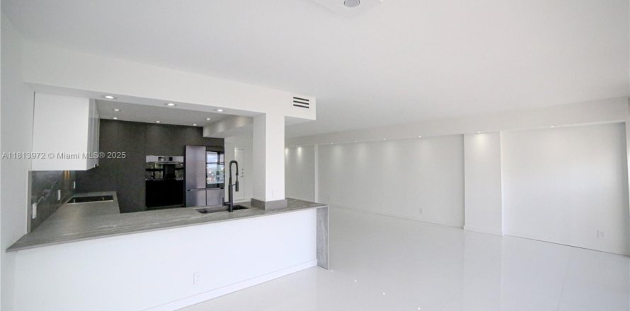 Condo in Hallandale Beach, Florida, 2 bedrooms  № 1874555