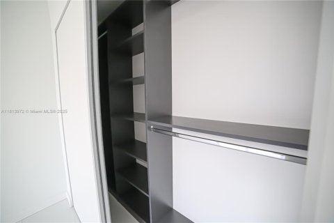 Condo in Hallandale Beach, Florida, 2 bedrooms  № 1874555 - photo 23
