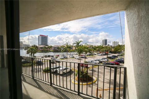 Condo in Hallandale Beach, Florida, 2 bedrooms  № 1874555 - photo 11