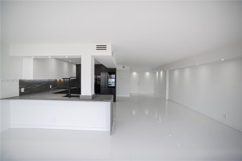 Condo in Hallandale Beach, Florida, 2 bedrooms  № 1874555 - photo 4