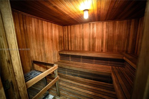 Condo in Hallandale Beach, Florida, 2 bedrooms  № 1874555 - photo 27