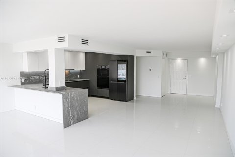 Condo in Hallandale Beach, Florida, 2 bedrooms  № 1874555 - photo 17