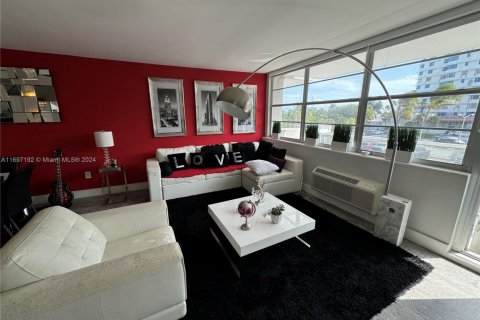 Condominio en alquiler en Miami Beach, Florida, 1 dormitorio, 70.61 m2 № 1959666 - foto 3