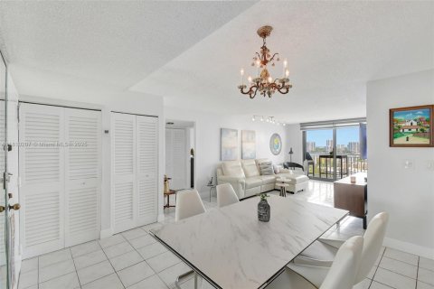 Condo in Sunny Isles Beach, Florida, 2 bedrooms  № 1755651 - photo 17