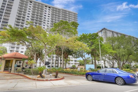 Condo in Sunny Isles Beach, Florida, 2 bedrooms  № 1755651 - photo 13