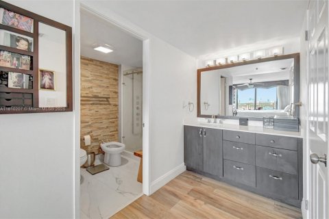 Condo in Sunny Isles Beach, Florida, 2 bedrooms  № 1755651 - photo 29